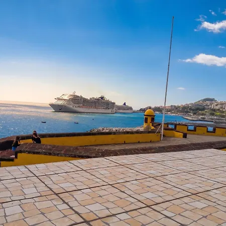 Cosy In Funchal, Sea And Mountain Views, 35 M² * Funchal (Madeira)